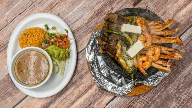 32. Molcajete Leon.
